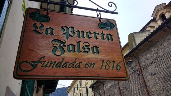 Marquesina colgada de la fachada del restaurante “La puerta falsa”