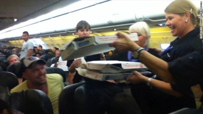 Un piloto compra pizza para todos los pasajeros de un vuelo retrasado