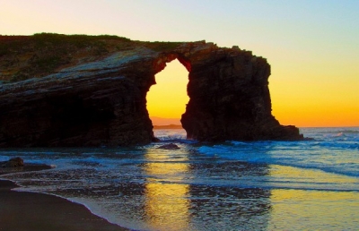 Segun los usuarios de Tripadvisor As Catedrais, en Galicia, es el mejor arenal de Espa&ntilde;a y el sexto del mundo
