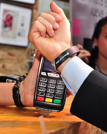 ApayPay Manilla de pago, el &lsquo;Wearable&rsquo; del Grupo Aval