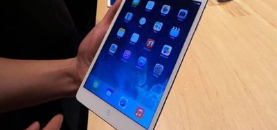 Usuario con una tablet de apple