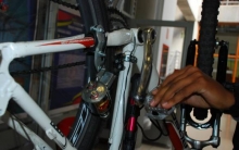 Pedaleando se puede cargar el tel&eacute;fono m&oacute;vil
