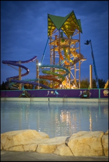 Aquatica, el parque de agua de seaworld instala la pieza m&aacute;s alta de Ihu's Breakaway Falls