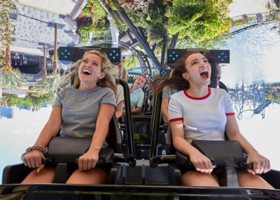 La monta&ntilde;a rusa Jurassic World VelociCoaster abre en Universal Orlando Resort