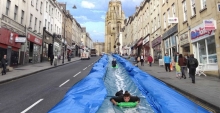 Una ciudad sin turistas usa un tobog&aacute;n de agua como atracci&oacute;n