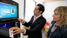 En Espa&ntilde;a, La oficina de turismo estrena una m&aacute;quina para recargar las bater&iacute;as de los m&oacute;viles